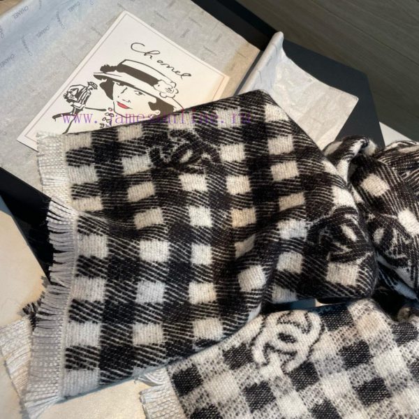 𝐂𝐡𝐚𝐧𝐞𝐥𝟐𝟒𝐁 Logo plaid scarf gray whiteSize 190x60cm 56% cashmere 34% wool 10% silkSlow hands 4kjj2vky - Image 7