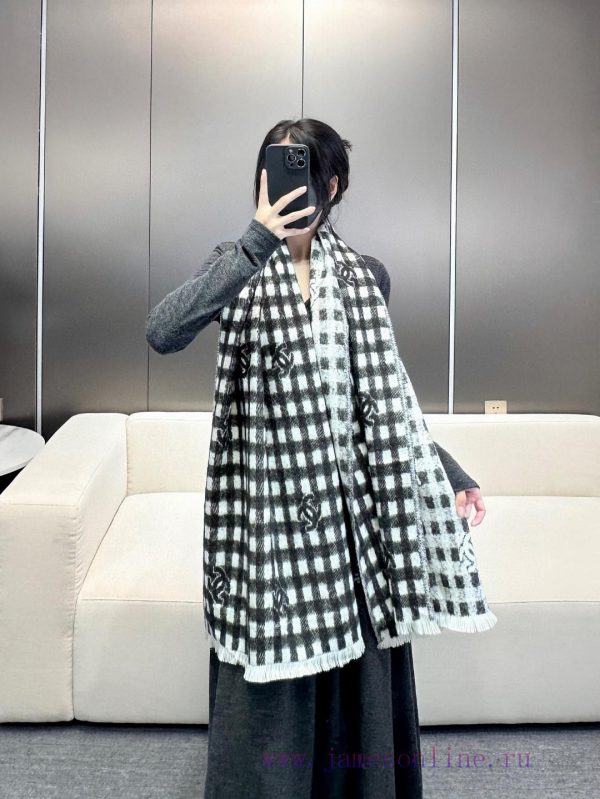 𝐂𝐡𝐚𝐧𝐞𝐥𝟐𝟒𝐁 Logo plaid scarf gray whiteSize 190x60cm 56% cashmere 34% wool 10% silkSlow hands vbkdenem
