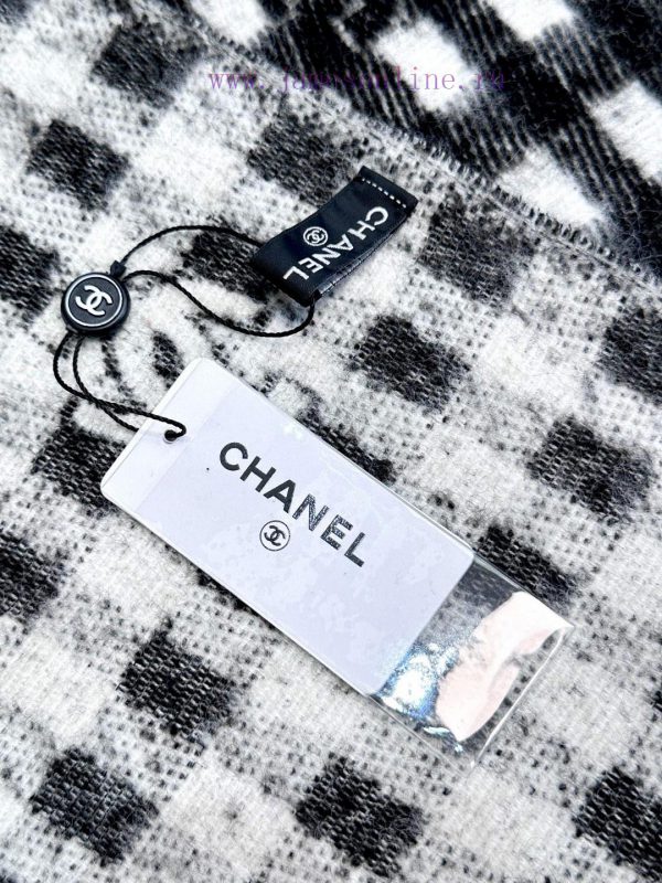 𝐂𝐡𝐚𝐧𝐞𝐥𝟐𝟒𝐁 Logo plaid scarf gray whiteSize 190x60cm 56% cashmere 34% wool 10% silkSlow hands vbkdenem - Image 10