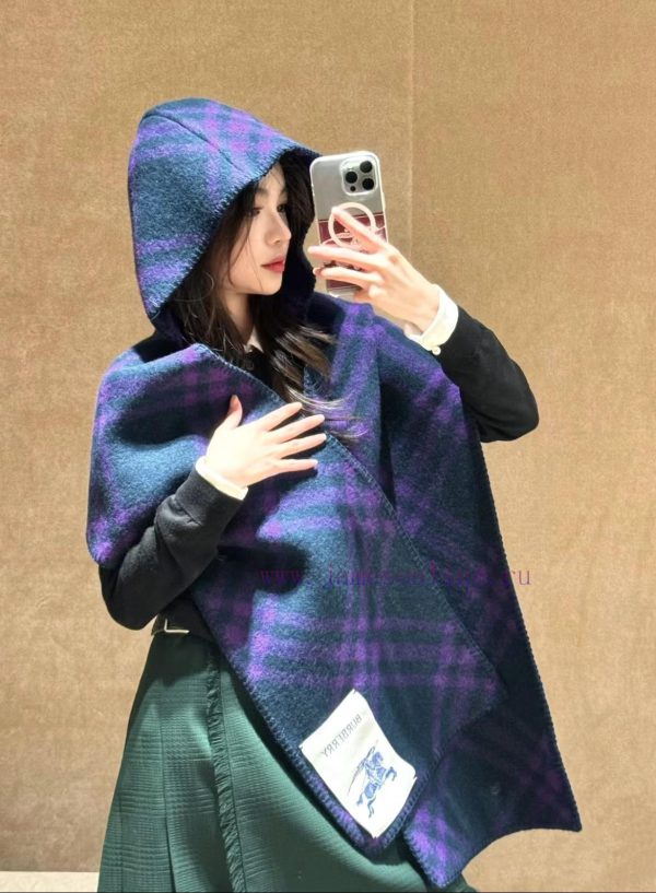 𝐁𝐔𝐑𝐁𝐄𝐑𝐑𝐘 Fashion Show Style "Knight Horse Hooded Scarf"Size195x30cm 100% woolThe equestrian 6p6n6bkf