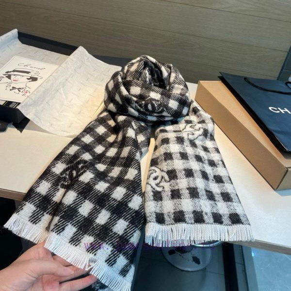 𝐂𝐡𝐚𝐧𝐞𝐥𝟐𝟒𝐁 Logo plaid scarf gray whiteSize 190x60cm 56% cashmere 34% wool 10% silkSlow hands ob47ihy5 - Image 6