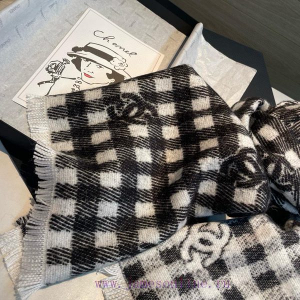 𝐂𝐡𝐚𝐧𝐞𝐥𝟐𝟒𝐁 Logo plaid scarf gray whiteSize 190x60cm 56% cashmere 34% wool 10% silkSlow hands ob47ihy5 - Image 7