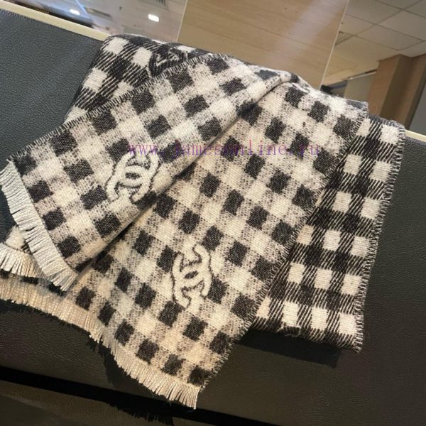 𝐂𝐡𝐚𝐧𝐞𝐥𝟐𝟒𝐁 Logo plaid scarf gray whiteSize 190x60cm 56% cashmere 34% wool 10% silkSlow hands ob47ihy5 - Image 9