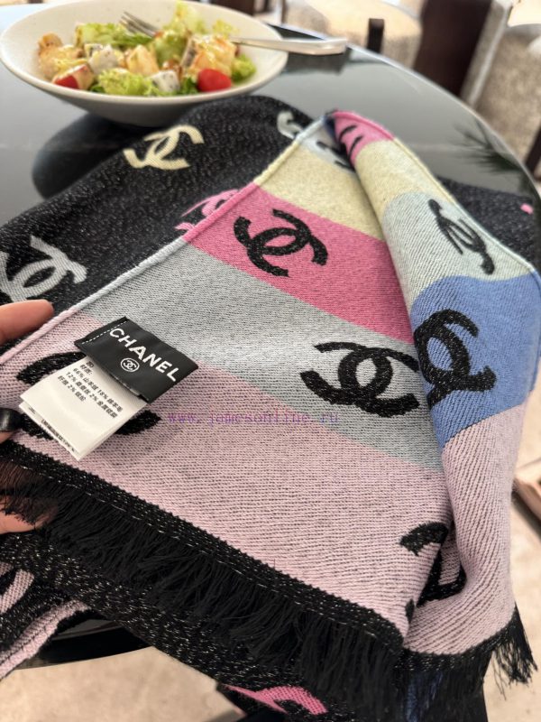 The most beautiful scarf of chenel24c has a softer feel than imagined. Both sides are excellp2wqm4c4 - Image 6