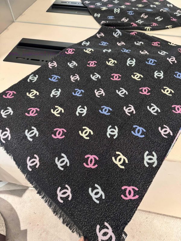 The most beautiful scarf of chenel24c has a softer feel than imagined. Both sides are excellp2wqm4c4 - Image 7