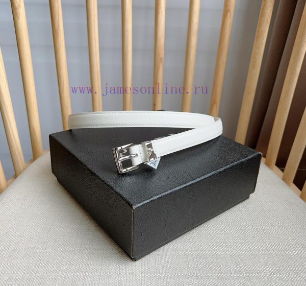 PRADA's elegant Saffiano belt showcases a feminine design with a soft and heartfelt triangul wa7171m7