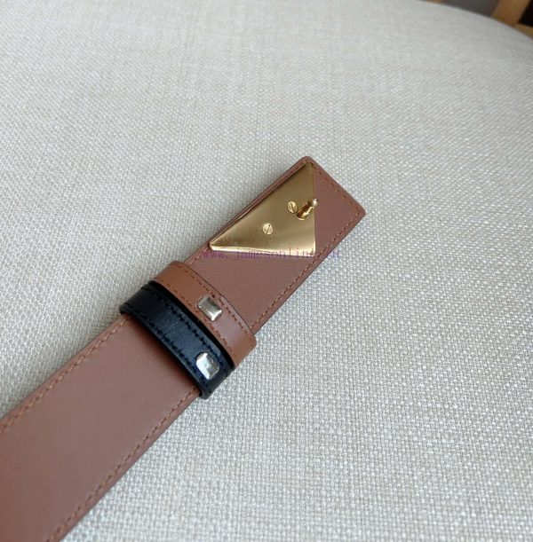 PRADA's glossy leather belt features a simple yet exquisite design with a triangular buckle n3xm57zy - Image 15
