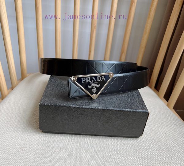 PRADA's belt is made of exquisite glossy embossed leather, presenting a simple and elegant s 3opznh51
