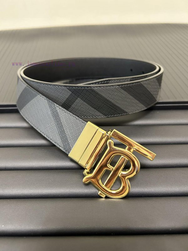 Burberry. BurberryA complete set of high-quality tail clip fasteners with a width of 35mm, p savhaxtp