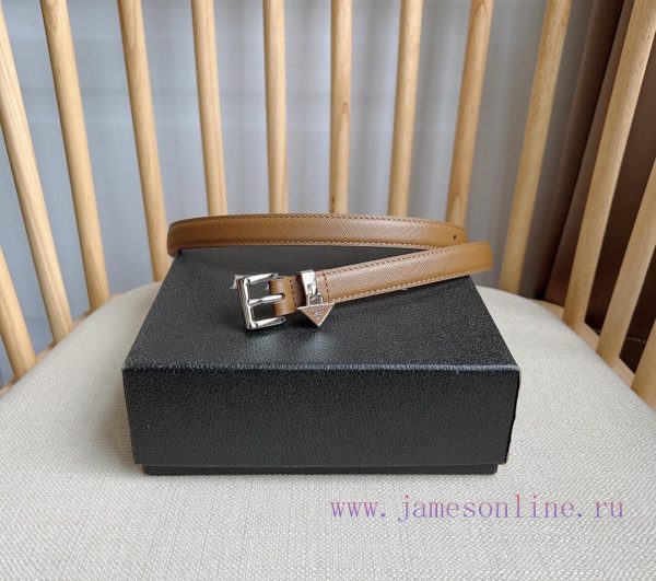 PRADA's elegant Saffiano belt showcases a feminine design with a soft and heartfelt triangul 1qfm5ae1