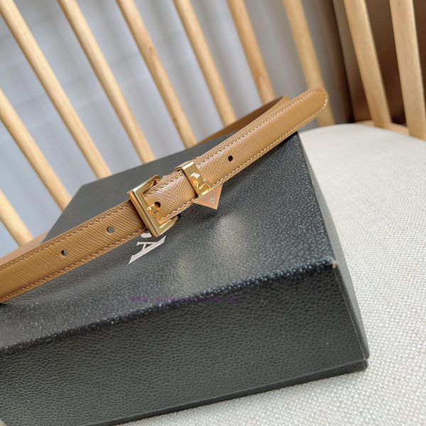 PRADA's elegant Saffiano belt showcases a feminine design with a soft and heartfelt triangul mkwdgq0b - Image 5