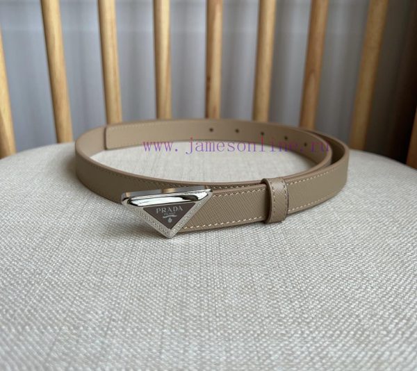 PRADA's belt design is simple yet exquisite. The metal buckle presents the iconic triangular zvlsmtej