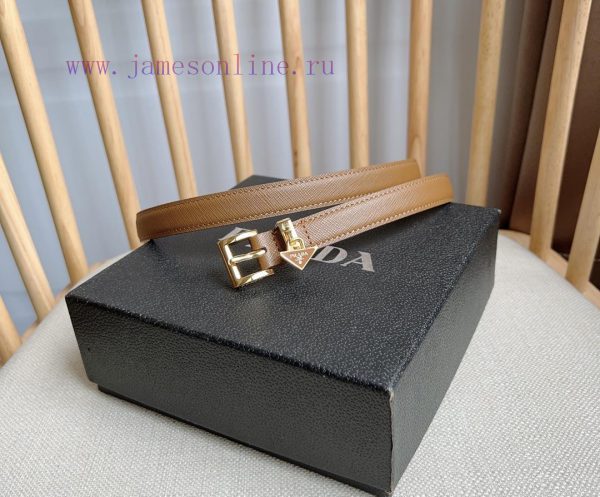 PRADA's elegant Saffiano belt showcases a feminine design with a soft and heartfelt triangul 80qnbyo0