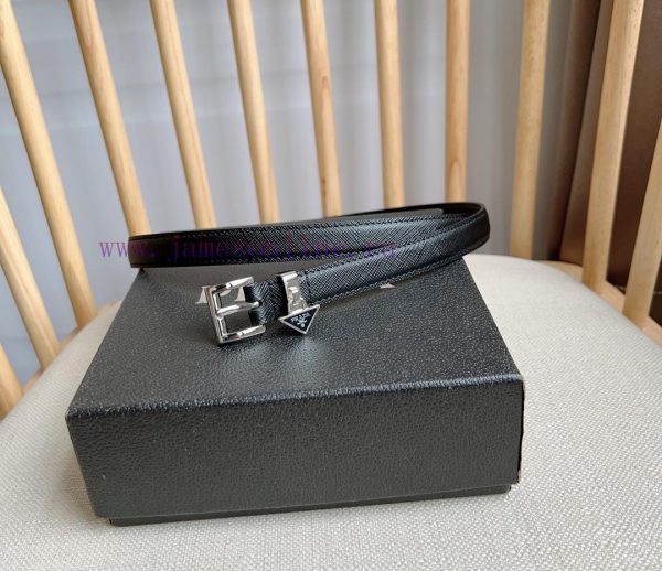 PRADA's elegant Saffiano belt showcases a feminine design with a soft and heartfelt triangul 3jz6tyg5